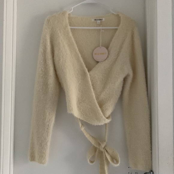 Nylon off white or cream sweater or cardigan; feels soft like cashmere - Picture 4 of 4